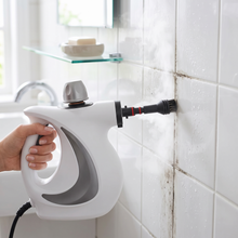 A limpar juntas de azulejos da casa de banho com vapor