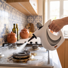 A limpar a gordura de um fogão a gás com vapor